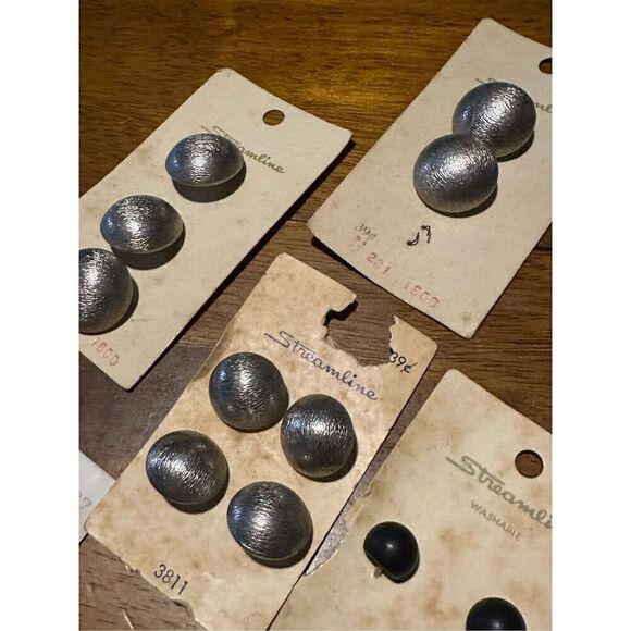 Vintage Button Lot Metal and Plastic on Cards USA 27 Pieces Old Stock - Picture 4 of 9